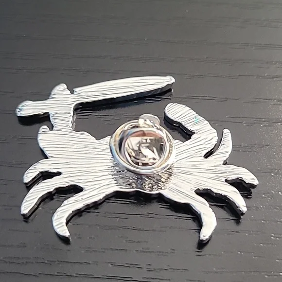 Crab with Knife Enamel Pin - Picture 2 of 3